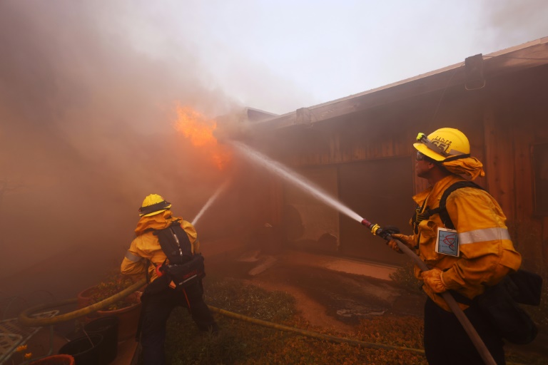 Violent incendie aux portes de Los Angeles, des milliers d'évacuation