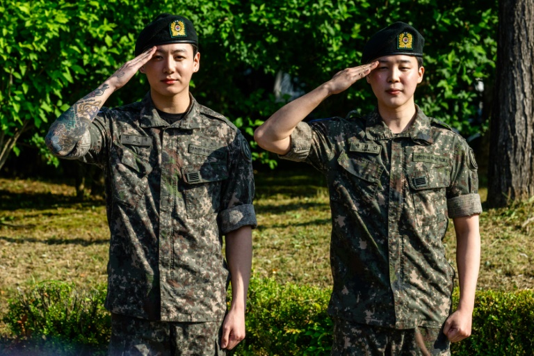 Corée du Sud: deux autres membres du groupe BTS ont été libérés de leur
