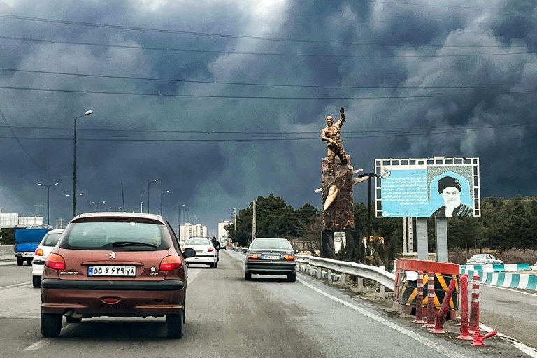 Des dépôts de carburant en feu plongent Téhéran dans la nuit, en plein jour