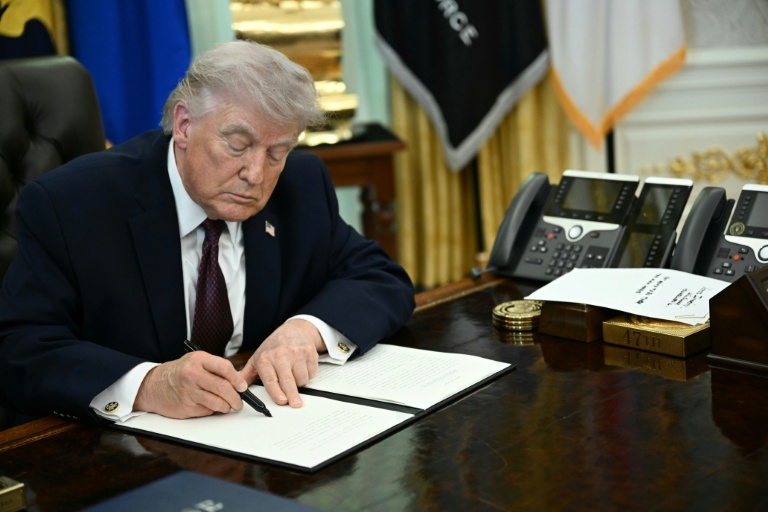 Droits de douane: Trump impose certains médicaments, revoit ceux sur ...