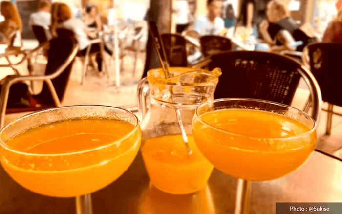 des verres et une cruche d'agua de Valencia