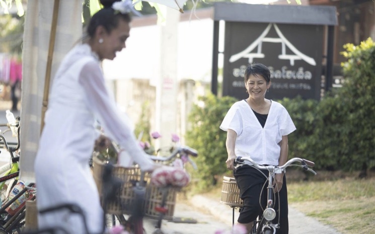 Professeur de chant, Bella Intaranan est également membre au sein du Chiang Mai Breathe Council et responsable des problèmes liés à la pollution urbaine