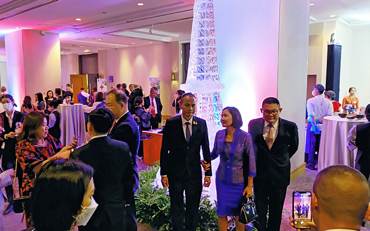 Des invites thailandais lors de la soiree du 14 juillet 2023 de l'ambassade de France en Thailande