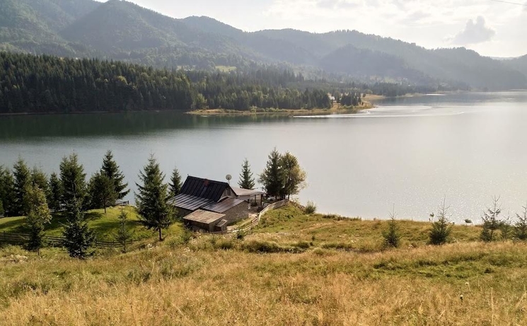 casa-pescarului-colibita-auberge-lac-tourisme-roumanie