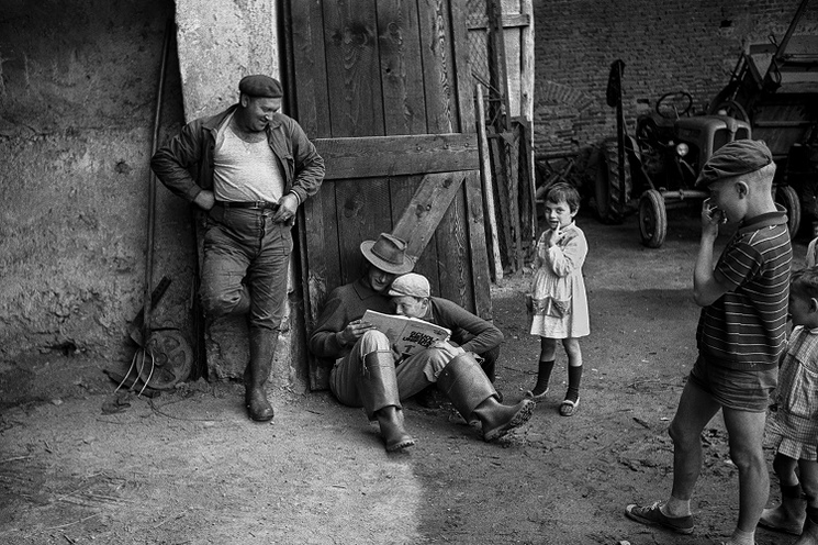 Mario Dondero, Alfabetizzazione in una cascina della pianura emiliana, Reggio Emilia, 1964