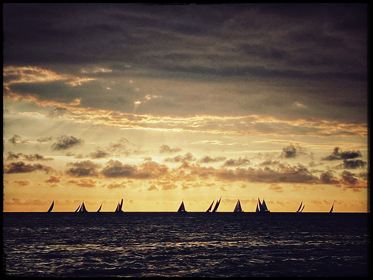 voilier sur la baie de citrons au couché de soleil à Nouméa, Nouvelle Calédonie