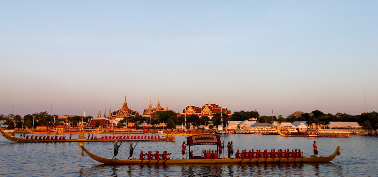 Procession des barges royales en Thailande