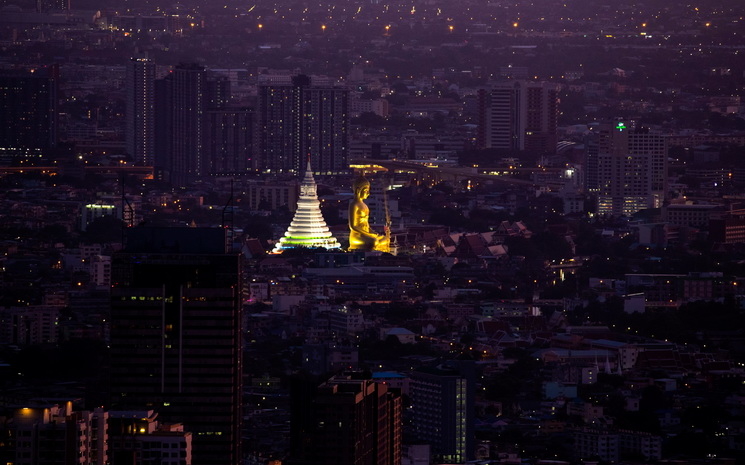 Bouddha geant dans la nuit de Bangkok