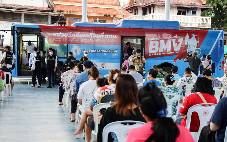 Une file d'attente devant un bus vaccinal de Bangkok