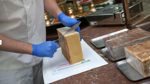Un employé coupe une tranche de turron