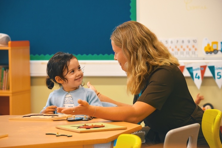 Une institutrice du lycée international de londres winston churchill avec une jeune élève de maternelle