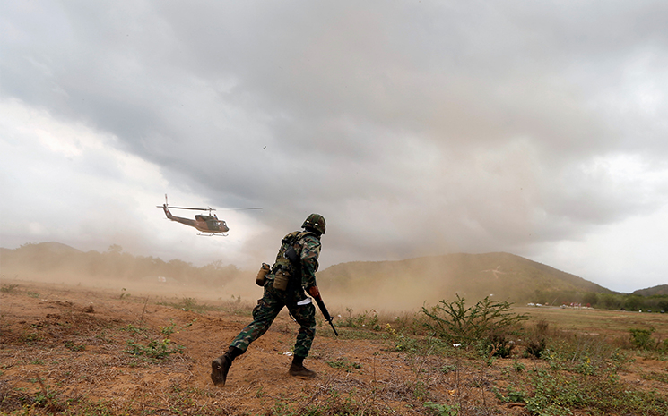 Un soldat en action sur une plage de Thailande durant les manoeuvres Cobra Gold