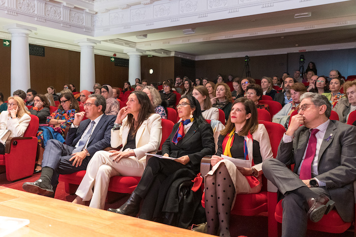 le public dans la salle écoute la conference