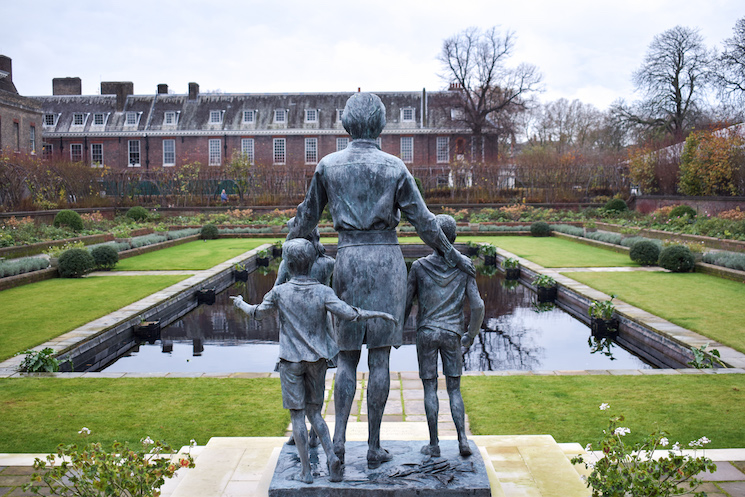 La statue commémorative de la princesse Diana exposée dans les jardins royaux du Palais de Kensington