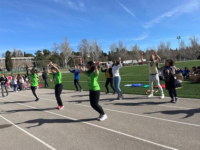 Des professeurs du lycée français font danser les élèves