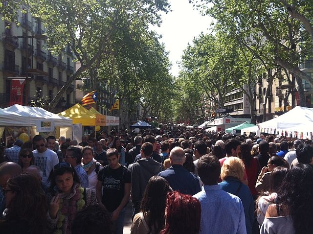 Une rue de Barcelone pleine de gens pour la fête de la diada