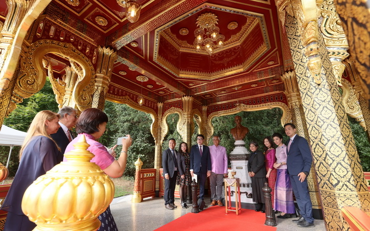 Les donateurs d'un buste du roi Bhumibol posent pour la photo a Lausanne