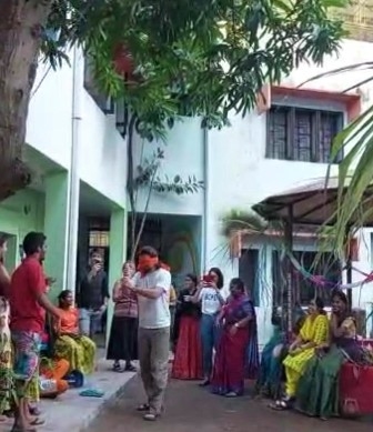 Emmanuel Ocana-dorado lors de Pongal à l'orphelinat Annai Velanganni 