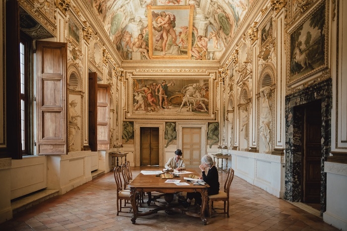 deux artistes assis dans la salle de fresques du palais farnèse