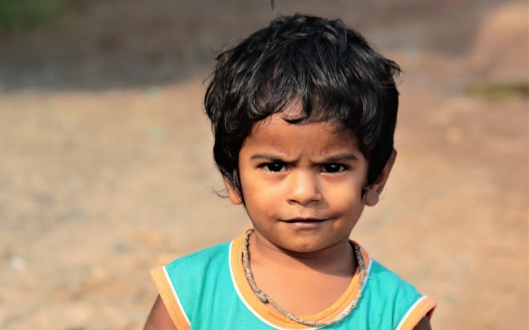 Un enfant dans un village en Inde