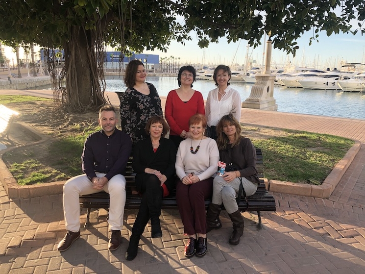 des personnes sur un banc avec la consule de belgique a alicante