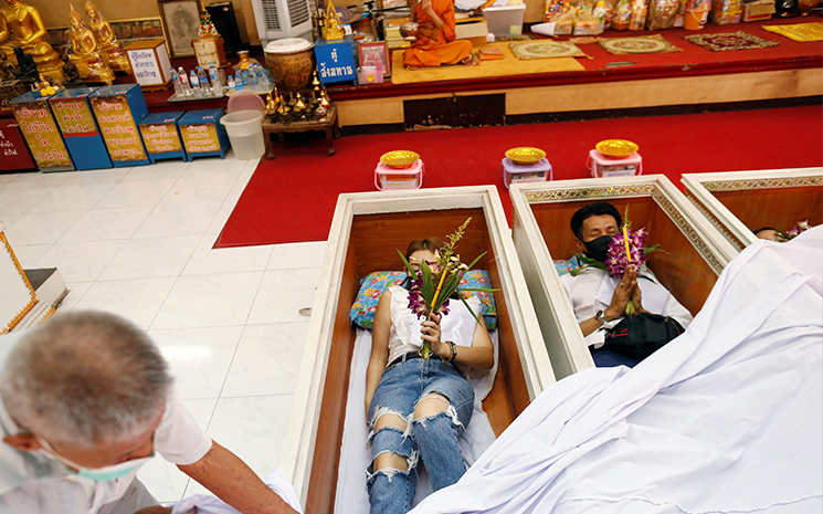 Simulacre de funerailles en Thailande pour porter chance