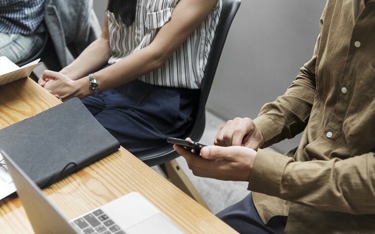 Un employé multitasking