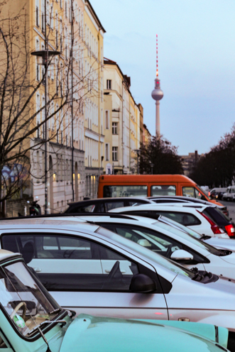 Une rue de Berlin avec une trabant et la Fernsehturm