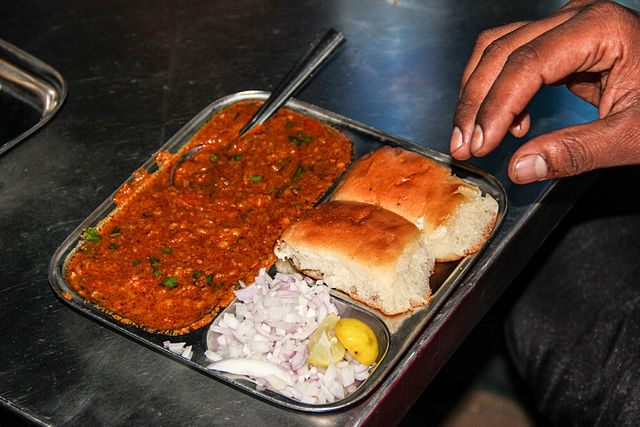 Pav bhaji servi sur un thali.