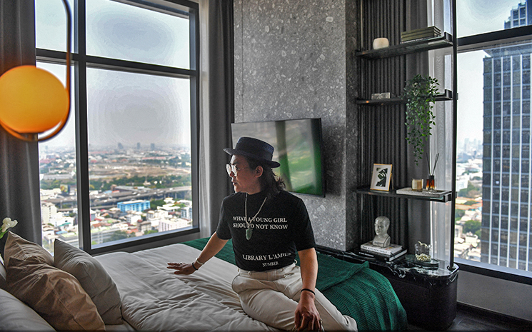 Un acheteur chinois visite un appartement de luxe a Bangkok