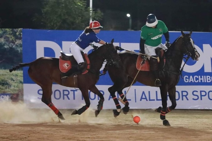 2 joueurs de polo lors de l'Invitation cup 2022 au Nasr Polo