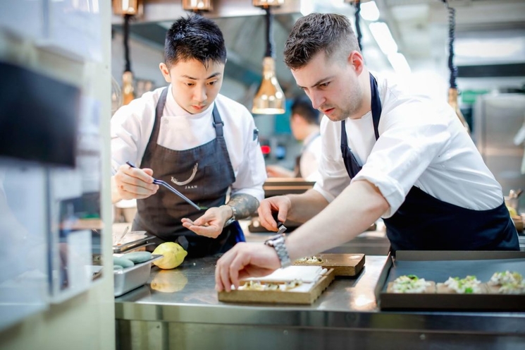 kirk westaway dans sa cuisine Jaan