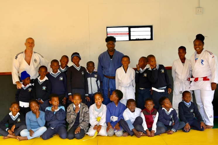 Photo de groupe session de judo