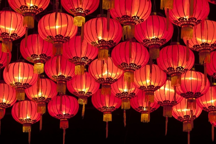 Des lanternes rouges
