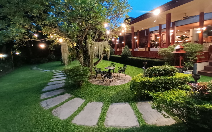 Vue des jardins du restaurant francais Le Crystal a Chiang Mai