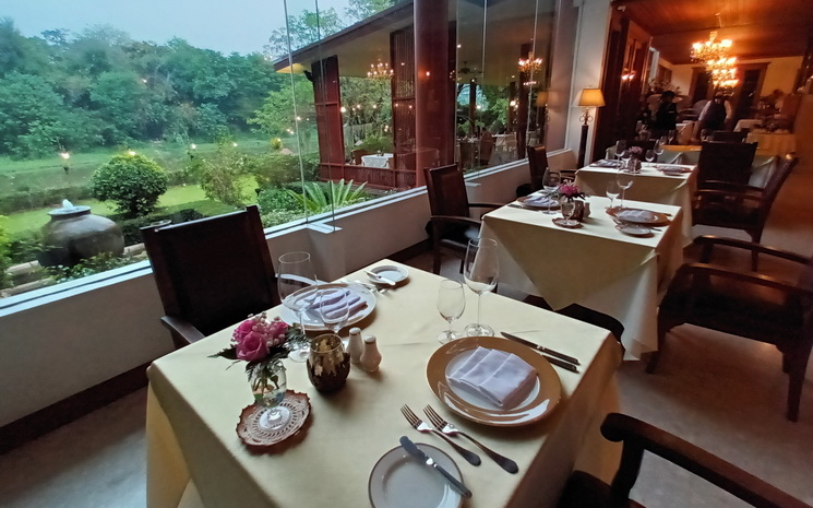 Vue de la salle et des jardins du restaurant Le Crystal a Chiang Mai