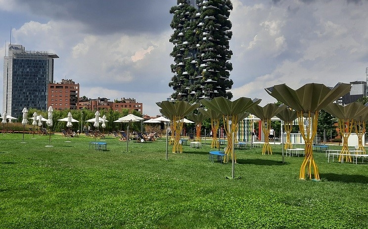 plage urbaine avec parasols dans Milan