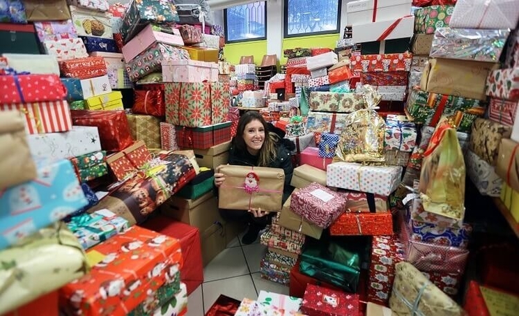 marion piazzato au milieu de cadeaux deNoël