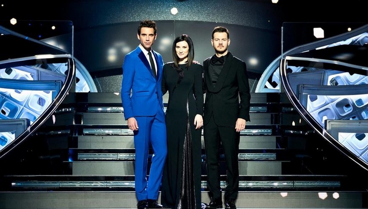 mika et laura pausini sur la scène de l'eurovision