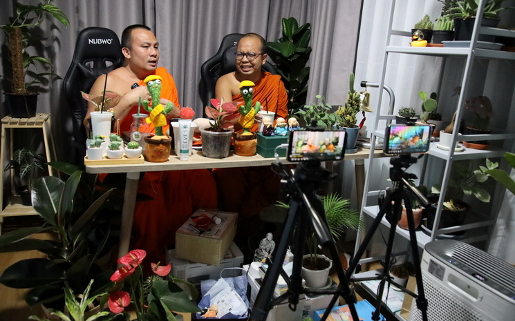 Deux moines bouddhistes thailandais animent une emission en direct via Facebook