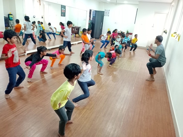 Un groupe d'enfants dansant avec Natraj à Chennai