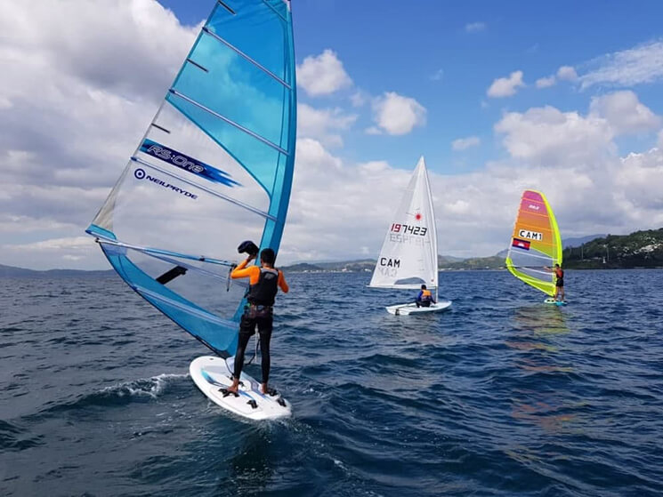 Planche à voile dans la province de Sihanoukville au Cambodge
