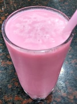 un verre de rose milk