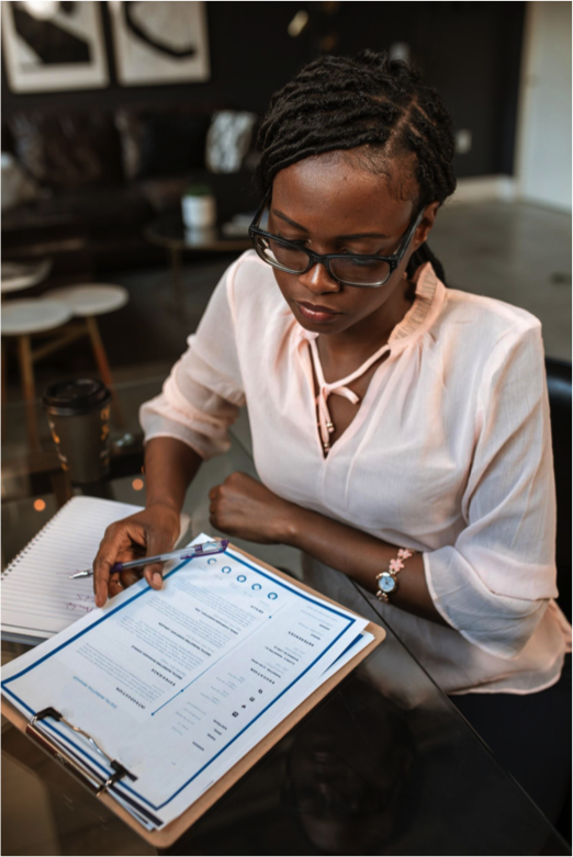 femme qui écrit son CV