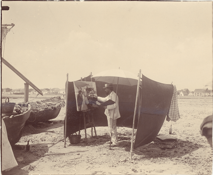 Photo du peintre espagnol Sorolla en train de peindre sur la plage