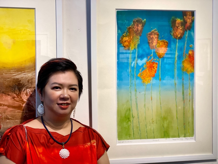 Thuy Thu Nguyen dans son atelier de peinture au Vietnam