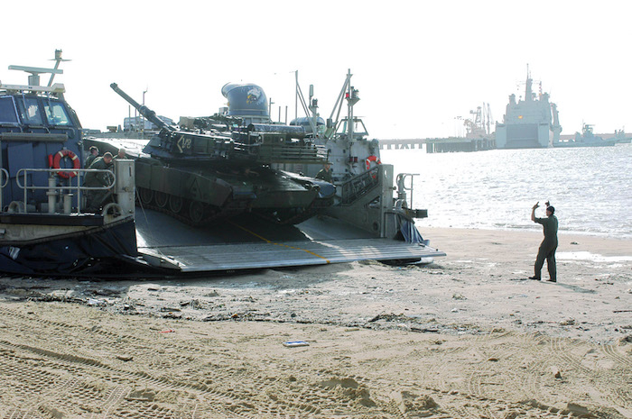 un tank debarquant sur la plage