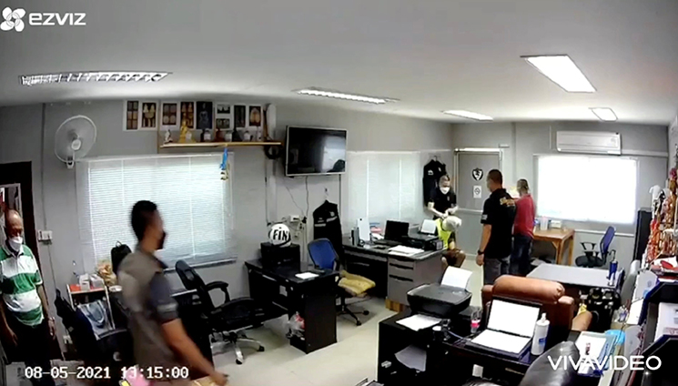 Image extraite de la video du meurtre d'un suspect dans le commissariat de Nakhon Sawan