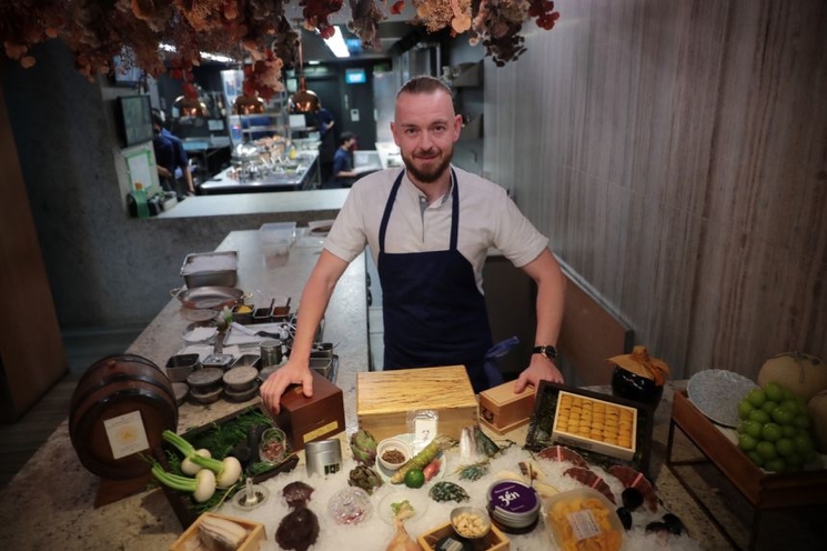 tristin farmer dans sa cuisine Zen