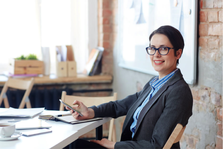 femme entrain de travailler au bureau
